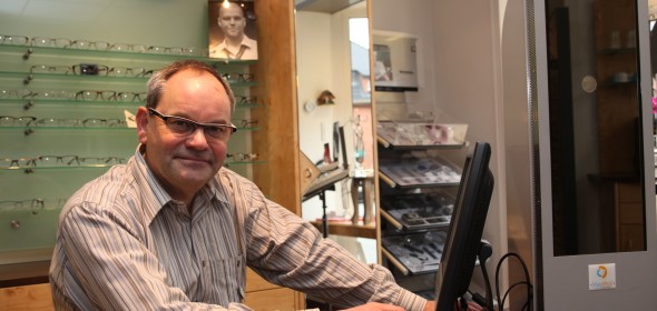 Augenoptikermeister Andreas Luther mit dem Video-Zentriergerät für eine optimale Brillen-anpassung.