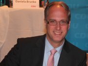 Flüchtlingen deutsche Werte vermitteln Tobias Koch und Dr. Peter Tauber auf dem Kreisparteitag in Lütjensee am vergangenen Wochenende. Foto: B. Hertwig/hfr