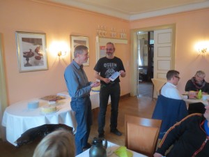 Übergabe des symbolischen Spendenschecks an Herrn Leuers durch den Schatzmeister der GEW-Stormarn Marin Moßner
