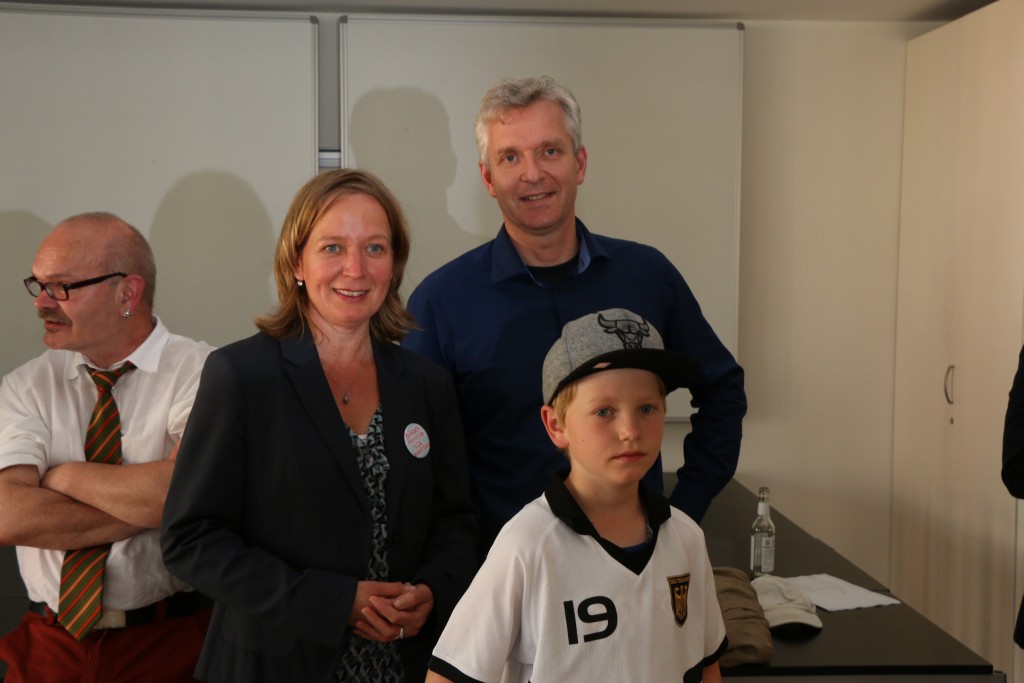 Birte Kruse-Gobrecht, Sohn Karl und Lebensgefährte Bernd Gundlach verfolgen die Wahlergebnisse im Ratssaal.