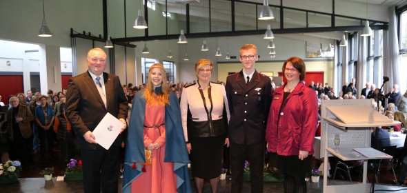 Die Ehremtspreisträger Judith Bange und Fabian Redmann mit Bürgervorsteherin Cornelia Harmuth und Bürgermeister Dr. Henning Görtz sowie Claudia Wildhagen (r.) von der Sparkasse Holstein, die diesen mit insgesamt 500 Euro dotierten Preis gestiftet hat.