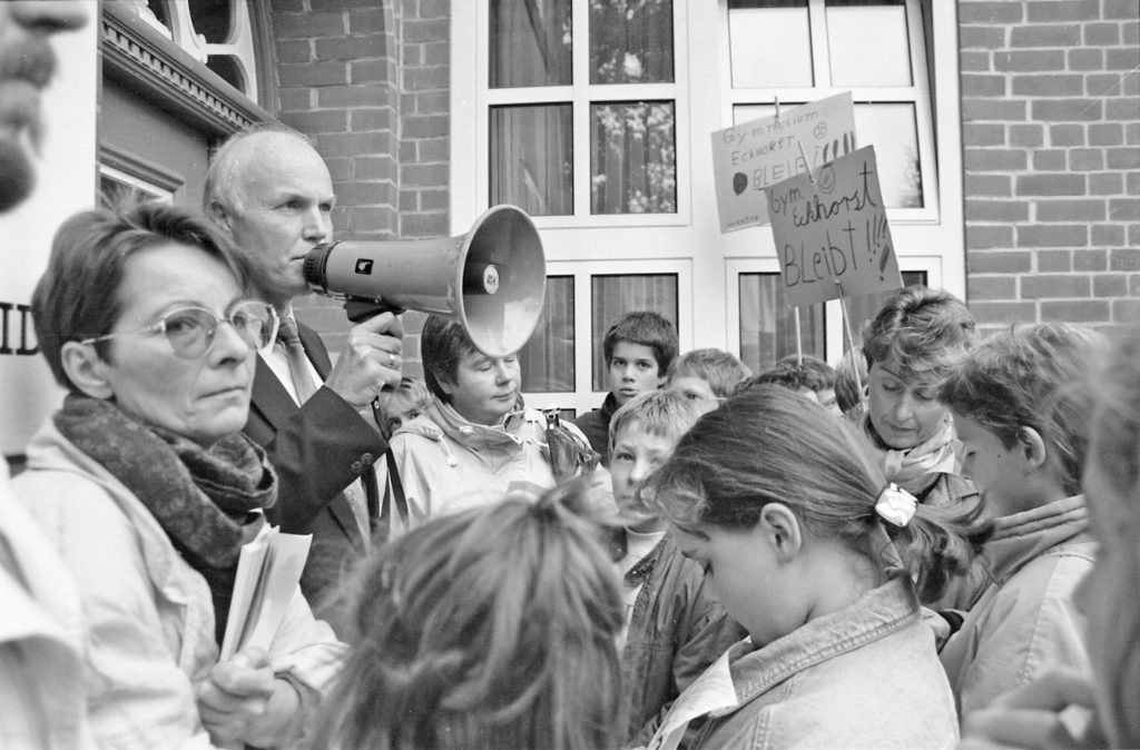 Bargteheide: Protestdemonstration zum Rathaus gegen die Umwandlung des Gymnasiums Eckhorst in eine Gesamtschule: Ansprache des Bürgermeisters Frank Pries, 28.09.1990 Fotos: Kreisarchiv