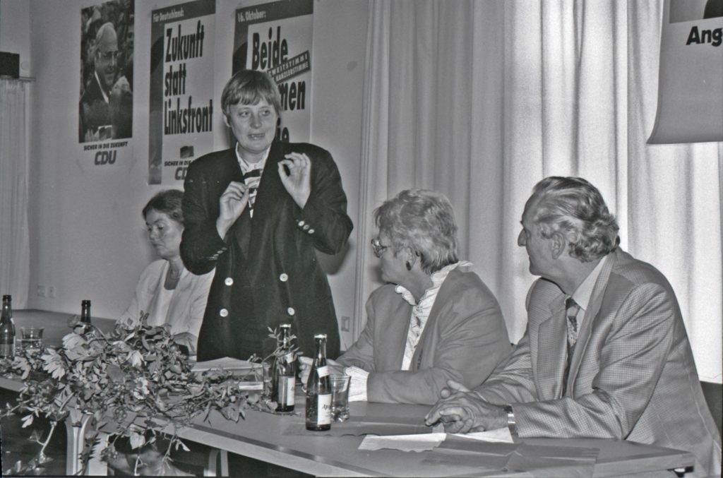 Bargteheide: Bundesfamilienministerin Angela Merkel beim CDU-Wahlkampfauftakt mit Bundestagsabgeordneten Michael von Schmude Ahrensb. Ztg. 10.09.1994