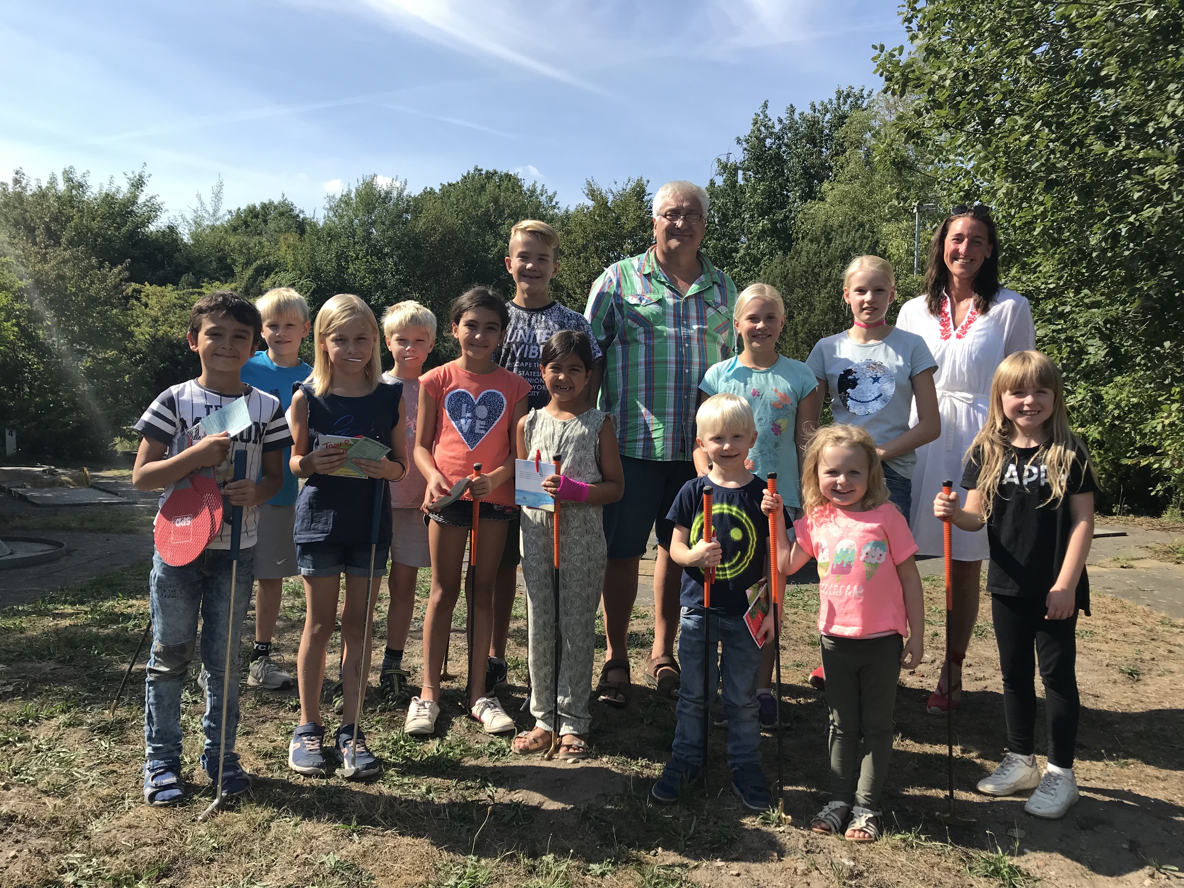14 Kinder erfreuten sich am Minigolf