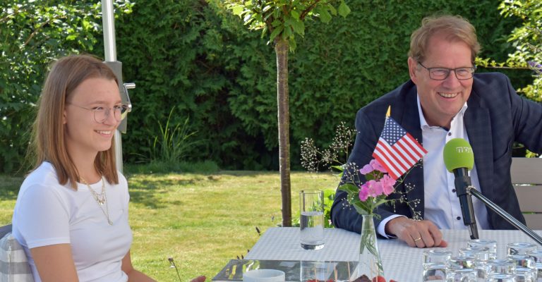 Gero Storjohann verabschiedet PPP-Stipendiatin Xenia Bretthauer in die USA