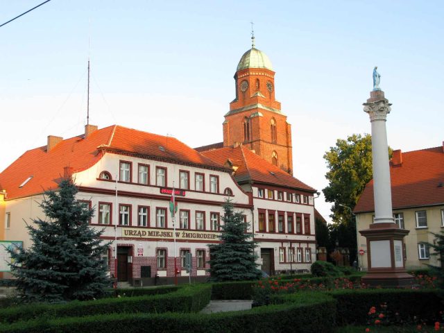 Foto Zmigrod - Rathaus und Kirche - IMG_2832