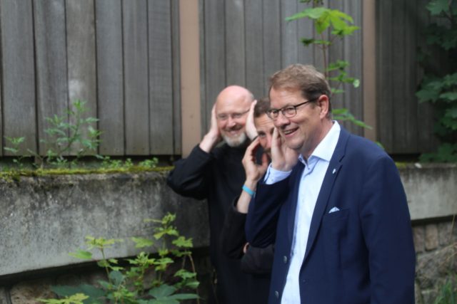 Gero Storjohann MdB vor Lärmschutzwand an der A21