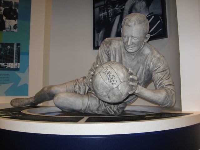 Sculpture_of_Bert_Trautmann