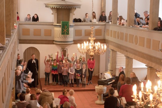 Kinderchor im Gottesdienst beim Martinsbasar 2018