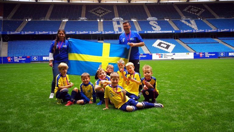 Kleine Kicker der DRK-Kita Am Krögen spielten im Volksparkstadion