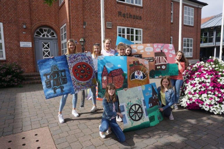 Schülerprojekt verwandelt Rathausstraße in Kunstausstellung