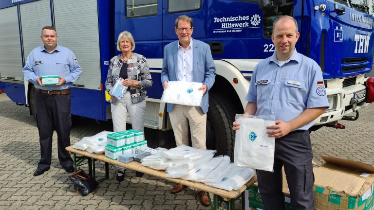 Gero Storjohann übergibt Schutzkleidung an THW Bad Oldesloe