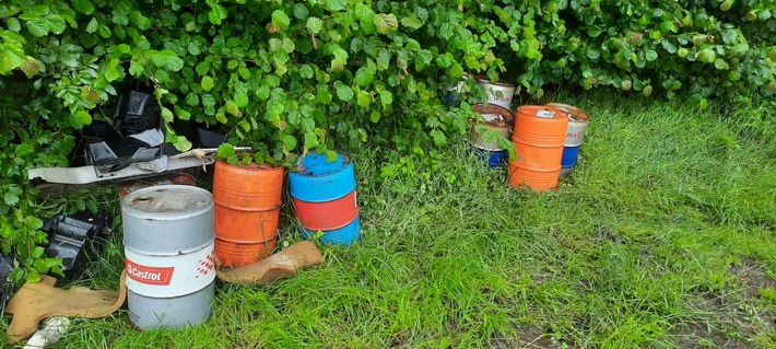 Ölfässer am Wegesrand entsorgt – Polizei sucht Zeugen