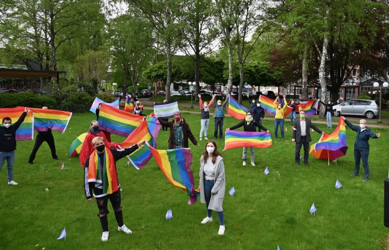 Regenbogen-Demonstration vor dem Großhansdorfer Rathaus