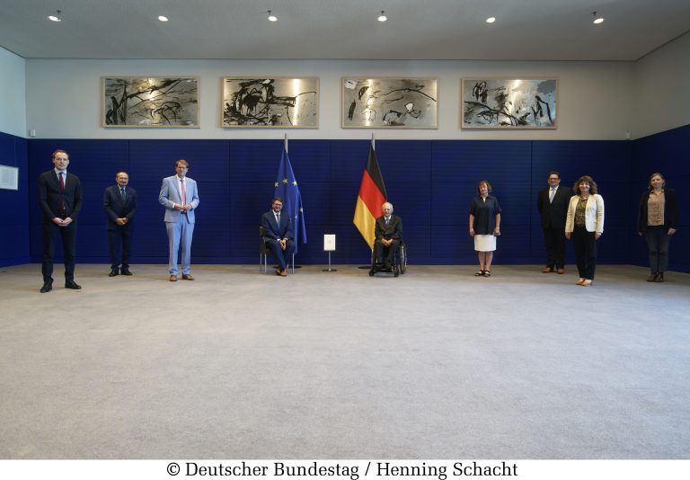 Petittionsausschuss überreicht Tätigkeitsbericht an den Bundestagspräsidenten