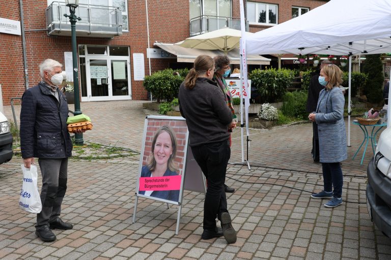 Sprechstunde der Bürgermeisterin Birte Kruse-Gobrecht auf dem Wochenmarkt 27. 8.